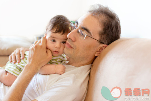 人,休闲装,婴儿服装,沙发,2到5个月_510543515_Father holding his baby son_创意图片_Getty Images China