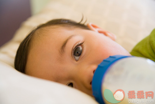 人,饮料,生活方式,饮食,12到17个月_95580698_Hispanic baby boy drinking bottle_创意图片_Getty Images China