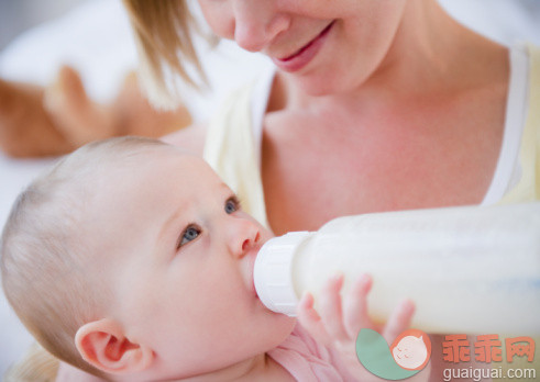 人,家用器具,饮料,瓶子,室内_105784052_Mother feeding her baby_创意图片_Getty Images China