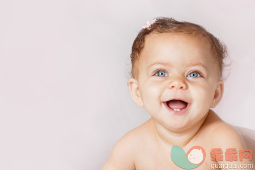 人,人的牙齿,蓝色眼睛,快乐,微笑_157572999_Blue Eyed Mixed Race Baby Portrait_创意图片_Getty Images China