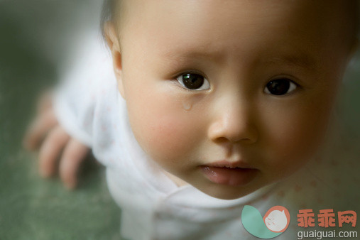 人,婴儿服装,室内,发狂的,哭_136235787_End of tears_创意图片_Getty Images China