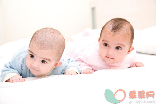 人,室内,白人,嬉戏的,可爱的_157721844_Baby Girls Lying on Bed_创意图片_Getty Images China