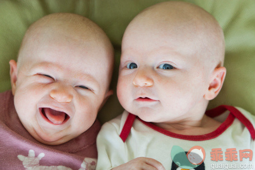 人,室内,人的头部,深情的,秃头_138306810_Twin sisters smile up at the camera._创意图片_Getty Images China