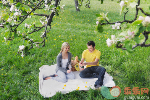 人,户外,20到24岁,野餐,坐_124862960_Young couple having picnic in Spring_创意图片_Getty Images China