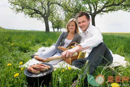 人,休闲装,户外,20到24岁,香肠_136492262_Young couple having a barbecue_创意图片_Getty Images China