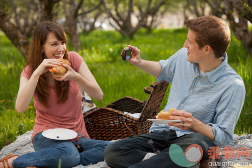 人,饮食,休闲装,食品,牛仔裤_119704769_USA, Utah, Provo, Young couple having picnic in orchard_创意图片_Getty Images China