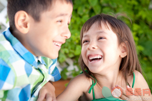 人,生活方式,户外,快乐,棕色头发_155282141_Happy sibling_创意图片_Getty Images China