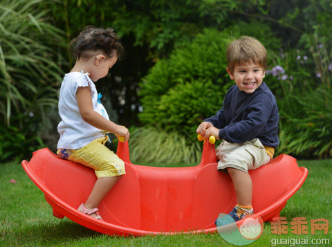 进行中,人,活动,技术,户外_155442129_Children with hearing aid._创意图片_Getty Images China