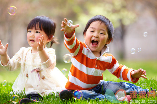 人,休闲装,生活方式,户外,人的嘴_166326920_happy kids playing together outdoor_创意图片_Getty Images China