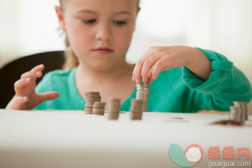 人,桌子,金融,硬币,室内_138709516_Caucasian girl stacking coins_创意图片_Getty Images China