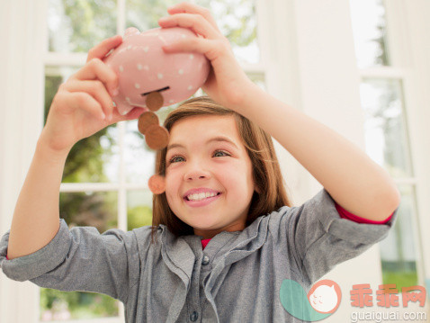 人,休闲装,生活方式,室内,快乐_108359268_Excited girl emptying coins from piggy bank_创意图片_Getty Images China