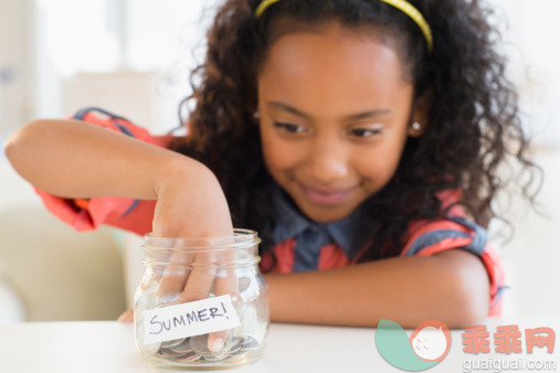 文字,支票,人,桌子,广口瓶_482146907_Mixed race girl putting coins in summer savings jar_创意图片_Getty Images China