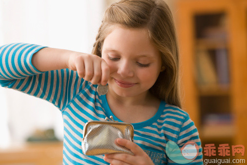 人,金融,生活方式,硬币,室内_142019905_Caucasian girl putting coin into purse_创意图片_Getty Images China