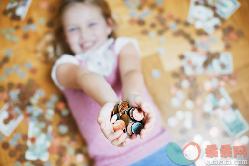 人,休闲装,生活方式,硬币,室内_108359415_Girl laying on floor holding handful of coins_创意图片_Getty Images China