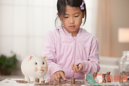 人,桌子,广口瓶,金融,硬币_119702172_Korean girl putting coins in piggy bank_创意图片_Getty Images China