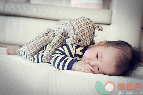 室内,蒲团,看,娃娃,背人_gic13873327_Baby and a doll_创意图片_Getty Images China