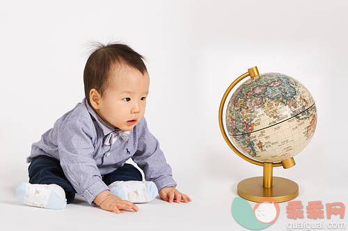 室内,微笑,看,地球仪,旅行_gic13869565_Boy looking at a globe_创意图片_Getty Images China