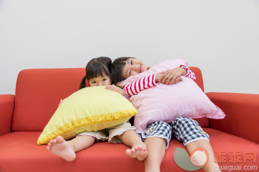 人,休闲装,沙发,四分之三身长,室内_511594423_Two Girls Sitting On Couch_创意图片_Getty Images China