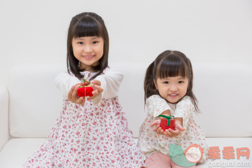 人,休闲装,礼物,沙发,四分之三身长_511594531_Two Girls Holding Gift_创意图片_Getty Images China