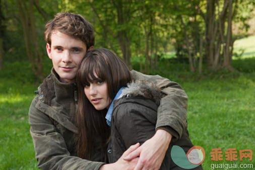 人,休闲装,外套,户外,田园风光_103060788_Young couple in coats hugging_创意图片_Getty Images China