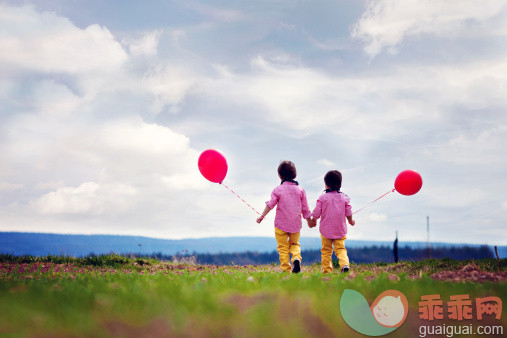 人,气球,户外,白人,步行_485480811_Two adorable boys in the field with red baloons_创意图片_Getty Images China