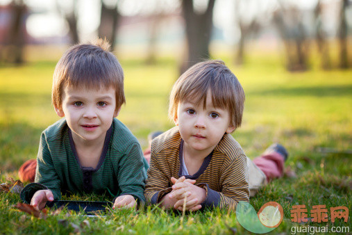 人,休闲装,T恤,户外,褐色眼睛_485460819_Two adorable boys, lying on the grass_创意图片_Getty Images China