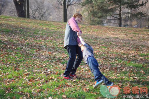 人,休闲装,自然,户外,快乐_167862443_Brothers Playing in Backyard_创意图片_Getty Images China