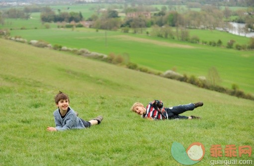 人,休闲装,鞋子,户外,快乐_170191846_Boys on a Hillside_创意图片_Getty Images China