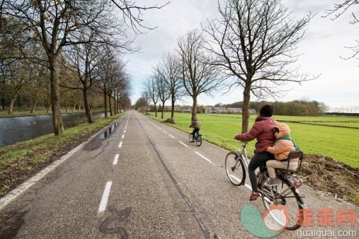 人,路,12到17个月,户外,白人_494931803_Early Morning Bike Ride Near Amsterdam_创意图片_Getty Images China