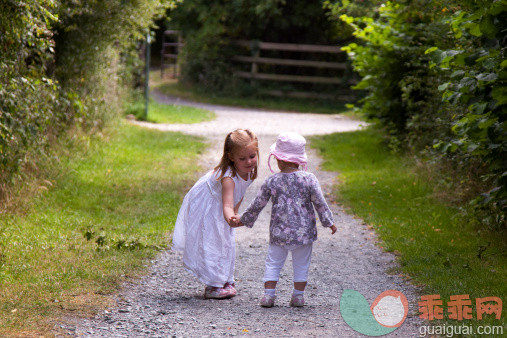 人,休闲装,帽子,户外,金色头发_134224143_Two girls walking in path_创意图片_Getty Images China