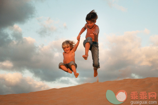 人,休闲装,户外,金色头发,白人_140919376_Two brothers running on sand_创意图片_Getty Images China