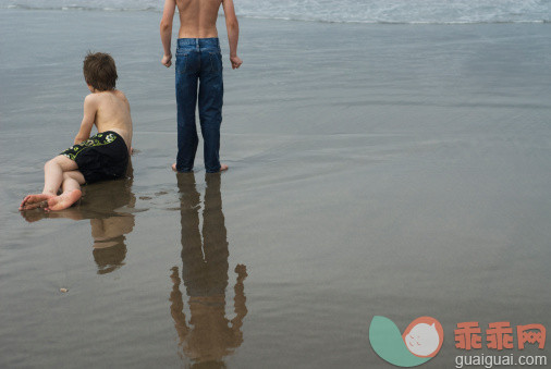 人,度假,户外,腰部以下,白人_138182468_Boys playing in ocean_创意图片_Getty Images China