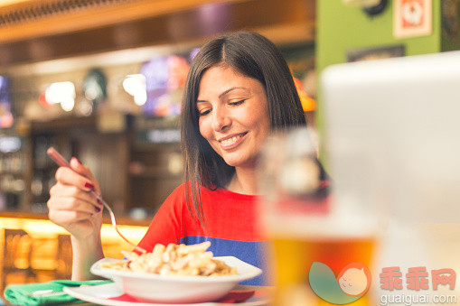 人,饮食,食品,室内,叉_480783476_Girl hungry for pasta_创意图片_Getty Images China