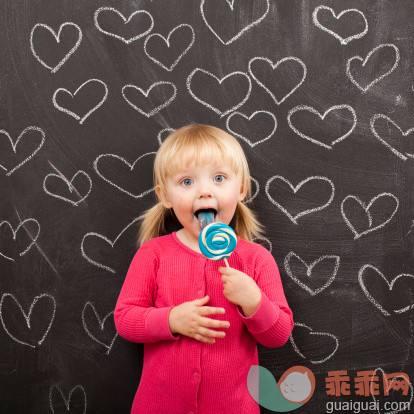 人,甜食,室内,金色头发,黑板_149263507_Portrait of baby girl (18-23 months) eating lollipop_创意图片_Getty Images China