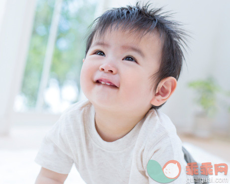 人,休闲装,室内,住宅房间,快乐_505317701_Smiling Little Boy_创意图片_Getty Images China