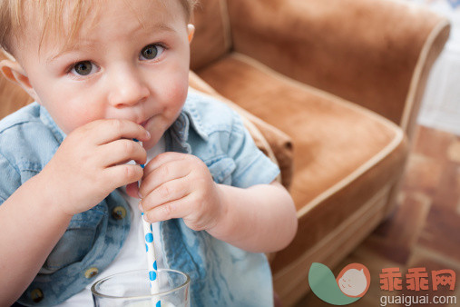 人,休闲装,婴儿服装,饮料,沙发_485206105_Baby boy drinking milk_创意图片_Getty Images China