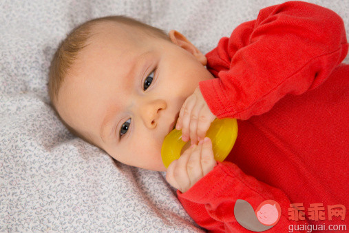 人,睡衣,住宅内部,室内,人的嘴_499134927_7 month old baby girl in crib with teething ring in her mouth_创意图片_Getty Images China