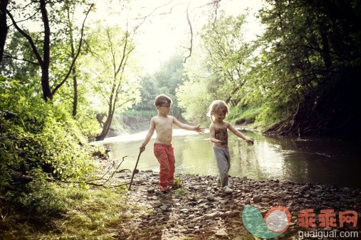 人,自然,户外,眼镜,金色头发_499268395_Kids playing by the water_创意图片_Getty Images China