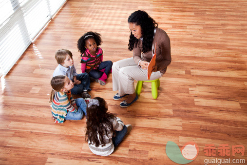 人,毛衣,教育,室内,书_170132688_Preschool children reading with teacher in classroom_创意图片_Getty Images China