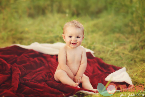 人,自然,户外,褐色眼睛,金色头发_169740693_baby sitting on a red blanket_创意图片_Getty Images China