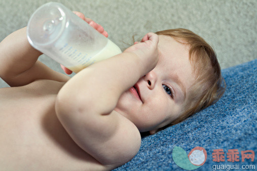 饮料,瓶子,12到17个月,室内,蓝色眼睛_492642105_Baby boy drinking milk from milk bottle_创意图片_Getty Images China