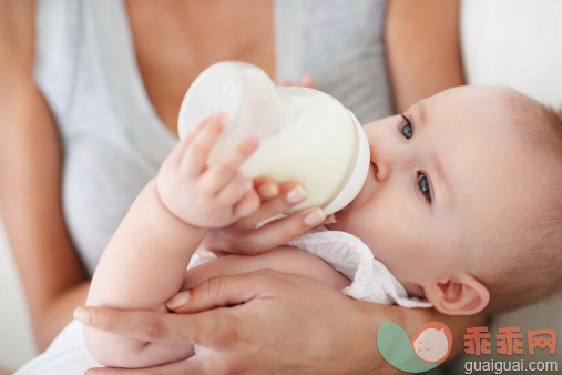 人,概念,饮料,食品,瓶子_165928886_Baby girl drinking milk from bottle_创意图片_Getty Images China