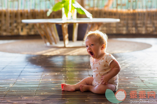 人,室内,金色头发,白人,坐_500048973_Caucasian baby yawning on floor_创意图片_Getty Images China