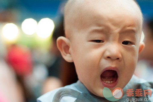 人,婴儿服装,12到17个月,户外,褐色眼睛_490548415_Screaming baby_创意图片_Getty Images China