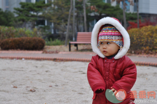 人,12到17个月,户外,冬衣,站_510754899_Toddler wearing winter coat in the park_创意图片_Getty Images China
