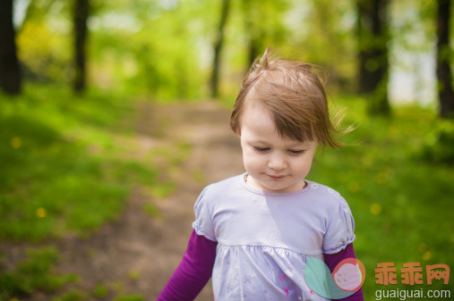 人,婴儿服装,靴子,自然,12到17个月_491922797_Cute little girl walking in the park_创意图片_Getty Images China