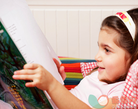 人,住宅内部,教育,室内,书_154931052_Cute reader_创意图片_Getty Images China