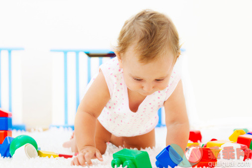 人,活动,概念,住宅内部,地毯_168266902_Portrait of an cute baby girl crawling_创意图片_Getty Images China