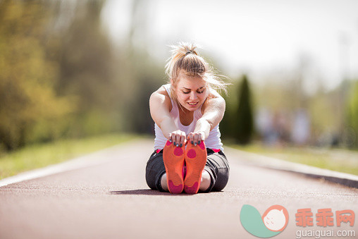 人,生活方式,运动,户外,白人_480161072_Woman stretching her leg after running on sports track._创意图片_Getty Images China