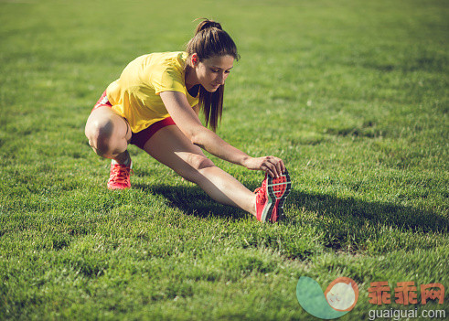 人,生活方式,自然,运动,户外_480026332_Young woman doing stretching exercises on grass._创意图片_Getty Images China